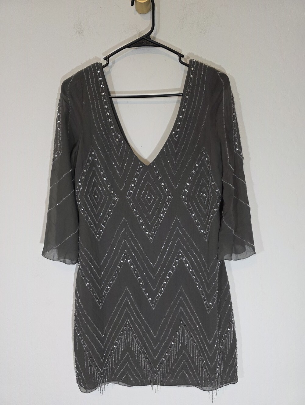 Alice + Olivia Embellished Sequin Silk V Neck Gray Cocktail Dress M W/flaws